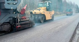 Асфальт меняют на дороге в Калужской области